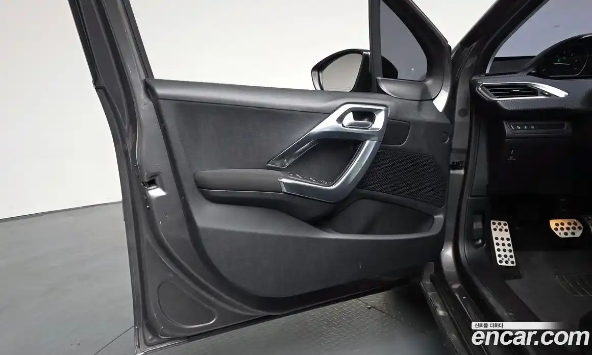 Peugeot 2008 2017 1.6 робот в Москве, фото 13