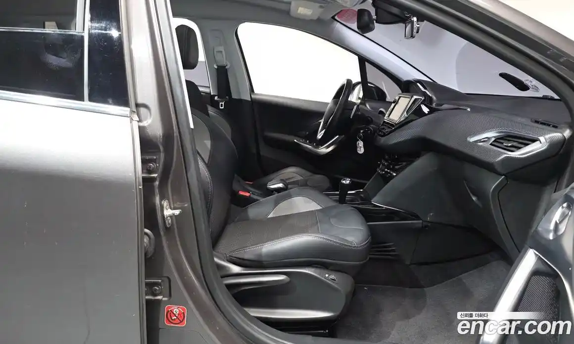 Peugeot 2008 2017 1.6 робот в Москве, фото 15