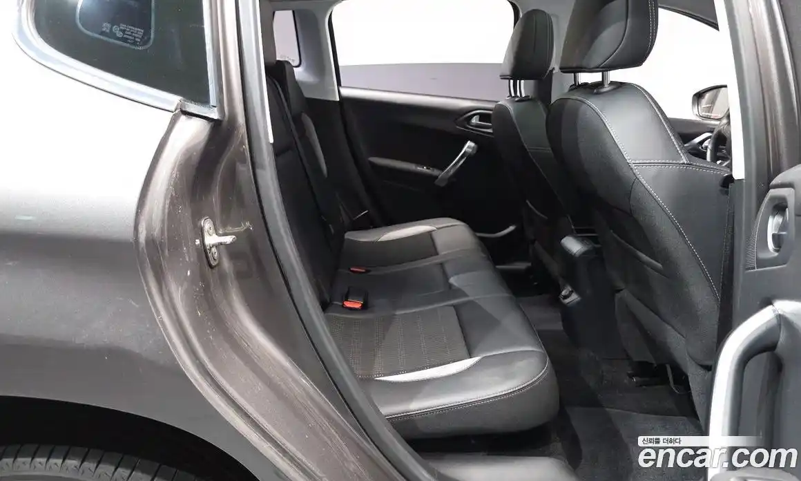 Peugeot 2008 2017 1.6 робот в Москве, фото 16