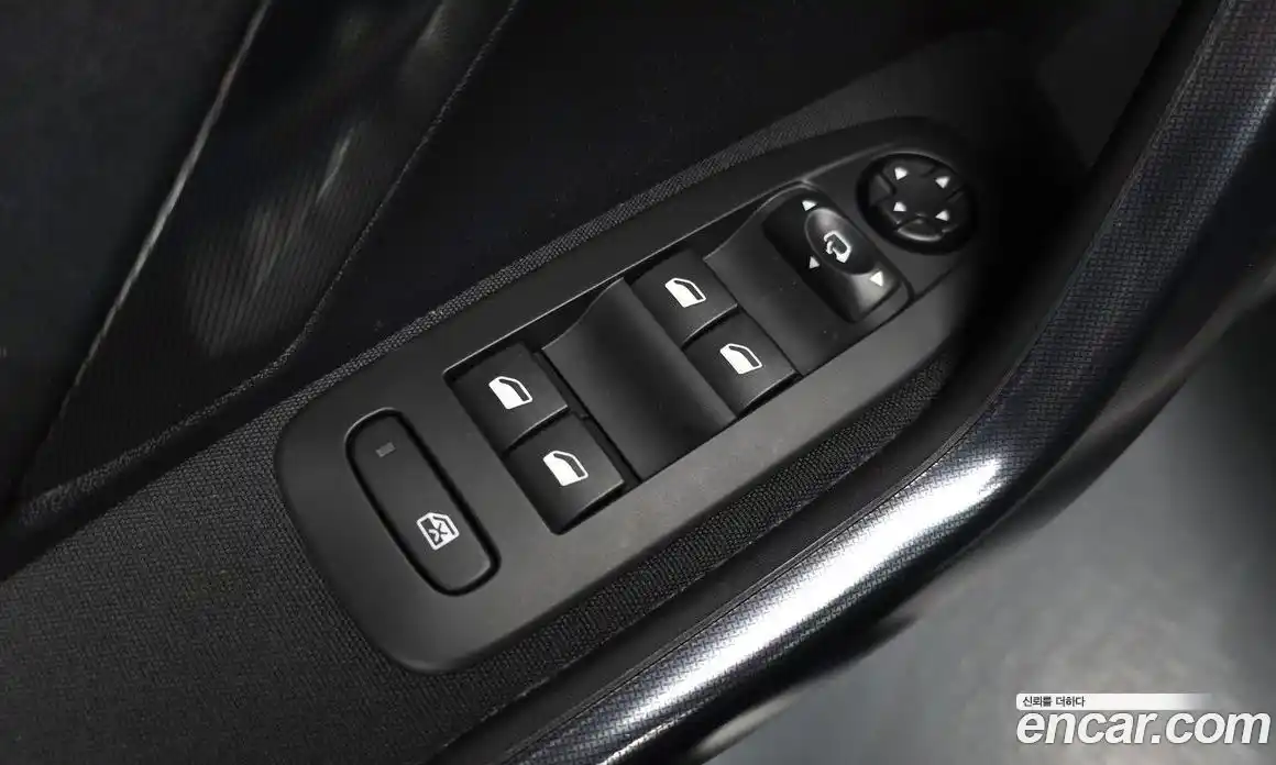 Peugeot 2008 2017 1.6 робот в Москве, фото 26