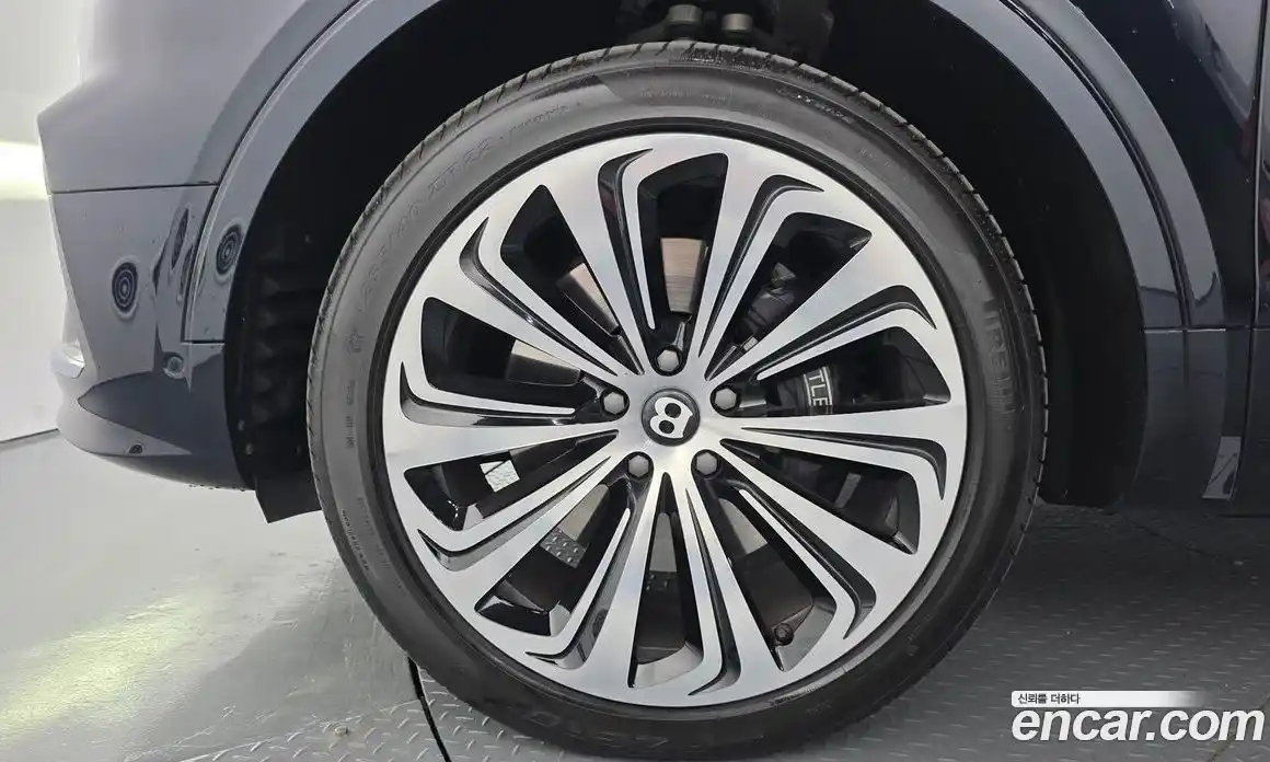 Bentley Bentayga 2025 4.0 гидро, фото 5