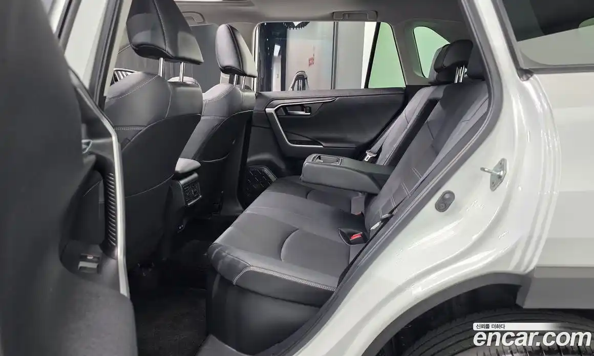 Toyota RAV4 2024 2.5 гидро в Москве № 1624330, фото 17