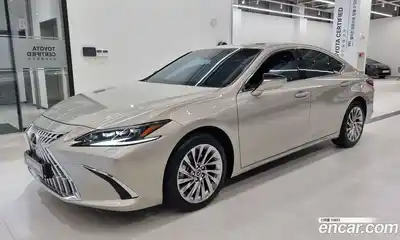 Lexus ES, 2025