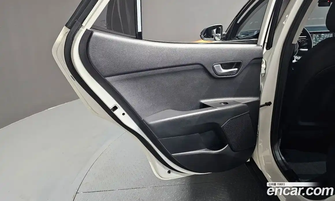 Kia Stonic 2019 1.4 гидро в Москве № 1684959, фото 15