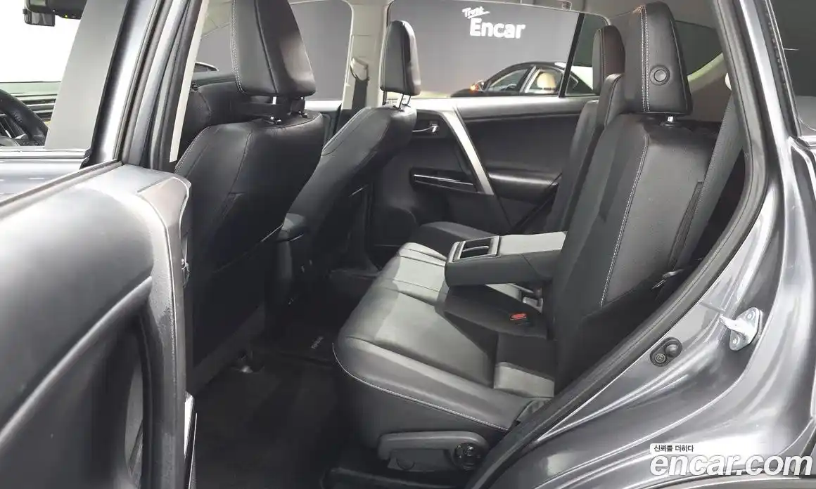 Toyota RAV4 2016 2.5 гидро в Москве № 1838503, фото 16