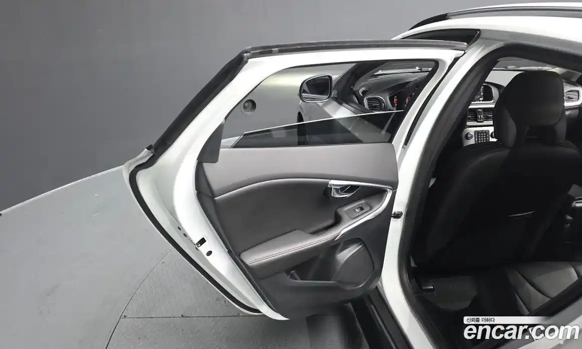 Volvo V40 2019 2.0 гидро в Москве № 1422900, фото 15