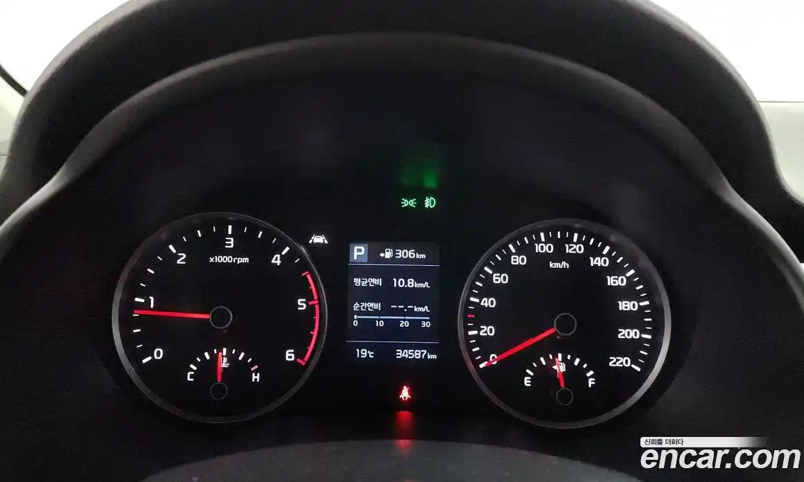 Kia Stonic 2017 1.6 гидро в Москве № 1831997, фото 11