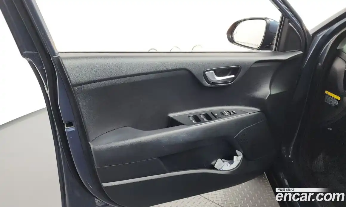 Kia Stonic 2017 1.6 гидро в Москве № 1831997, фото 14