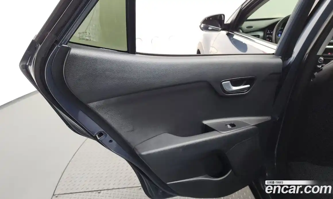 Kia Stonic 2017 1.6 гидро в Москве № 1831997, фото 15