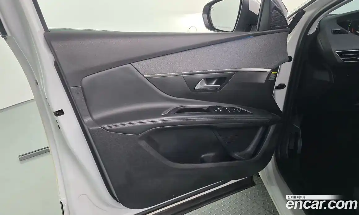 Peugeot 5008 2018 1.6 гидро в Москве, фото 14