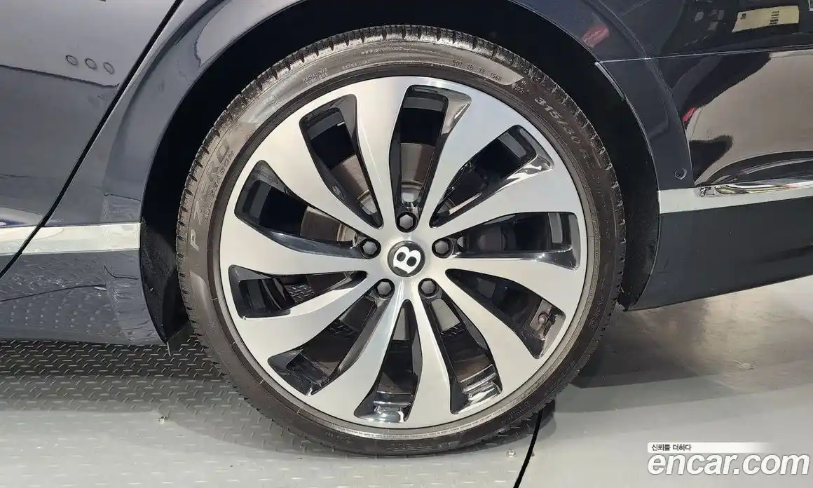 Bentley Flying Spur 2023 4.0 гидро, фото 7