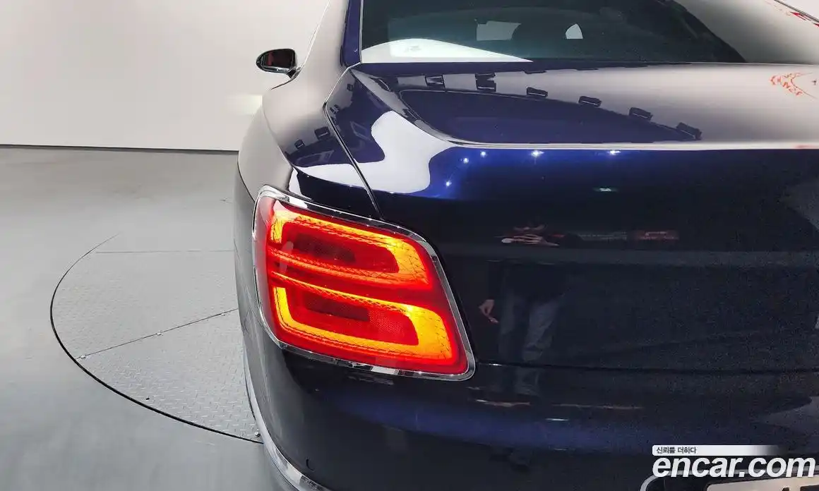 Bentley Flying Spur 2023 4.0 гидро, фото 9