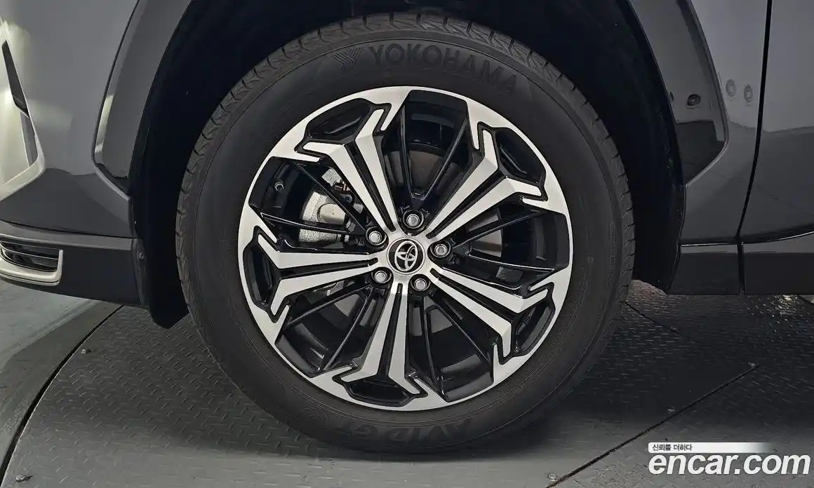 Toyota RAV4 2025 2.5 гидро в Москве № 1838473, фото 4