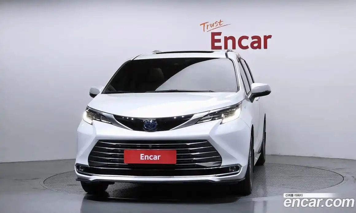 Toyota Sienna 2023 2.5 гидро в Москве № 1838491, фото 3