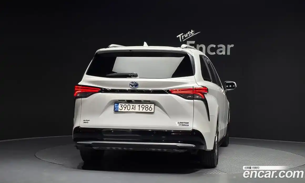 Toyota Sienna 2024 2.5 гидро в Москве № 199572, фото 4