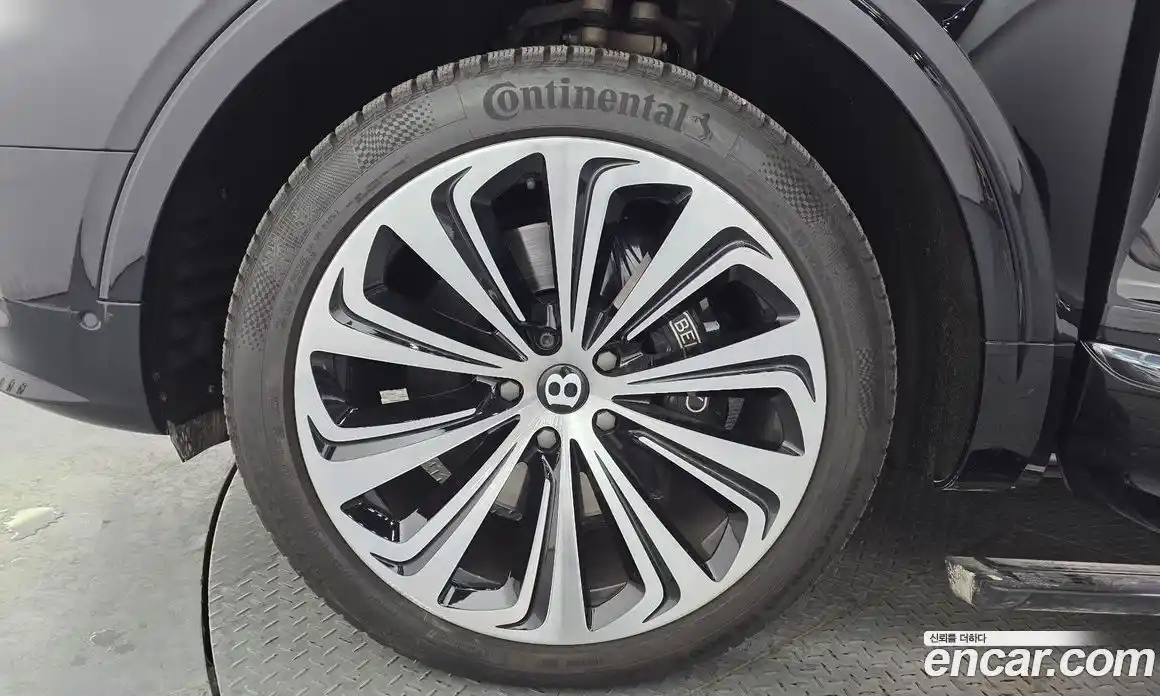 Bentley Bentayga 2023 4.0 гидро, фото 5