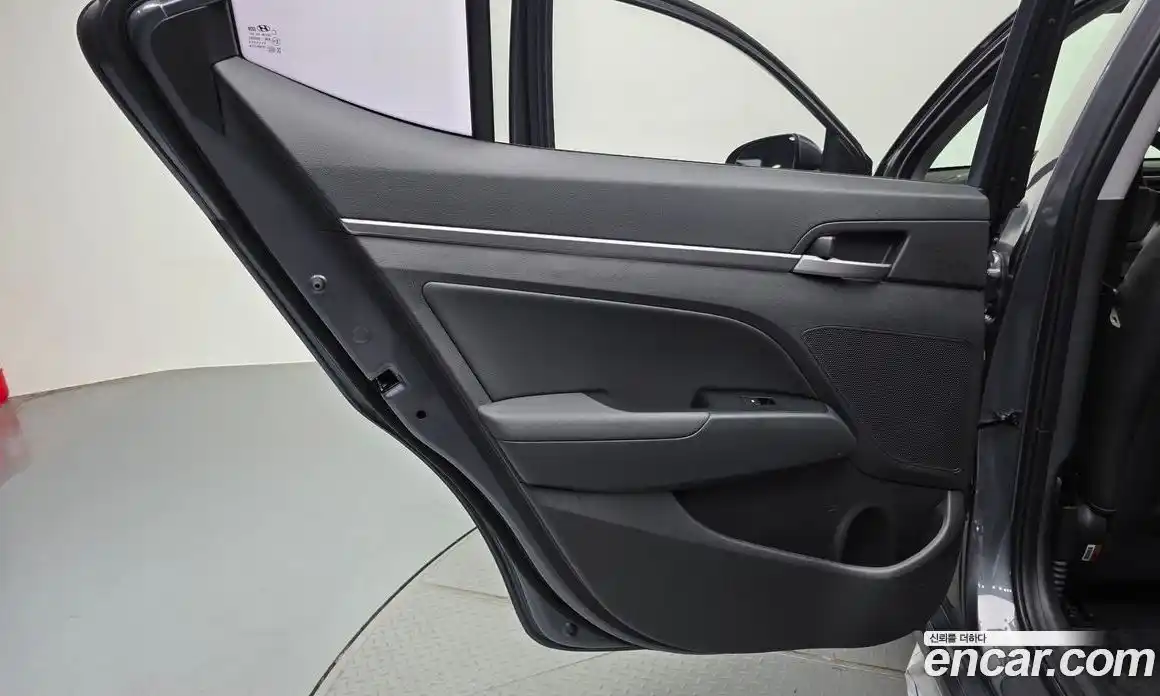 Hyundai Avante 2016 1.6 механика в Москве № 1610496, фото 15