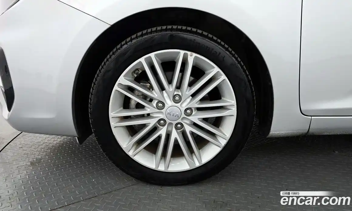 Kia Carens 2016 2.0 гидро в Москве № 321683, фото 5