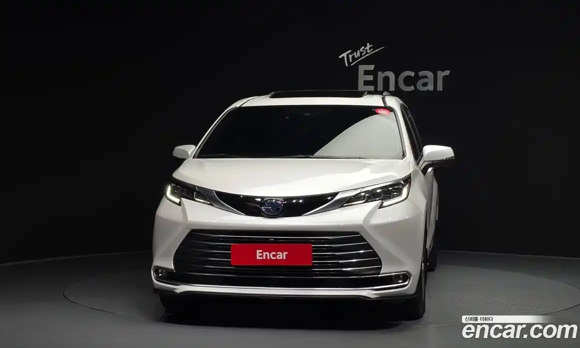 Toyota Sienna 2024 2.5 гидро в Москве № 1919485, фото 3