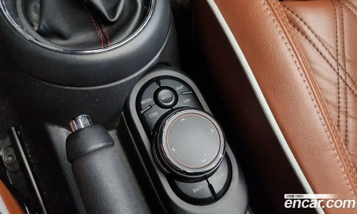 Mini Cooper Convertible 2018 2.0 гидро в Москве № 1916258, фото 28