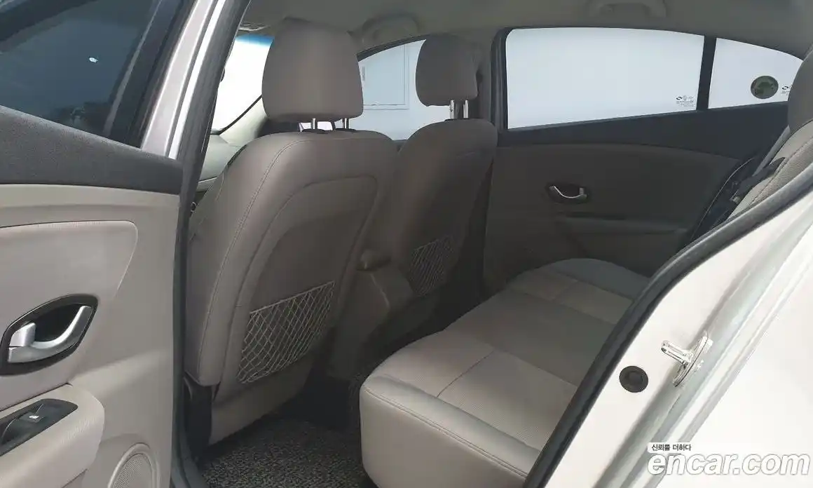 Renault SM3 2010 1.6 механика в Москве № 227374, фото 16
