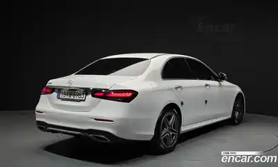 Mercedes-Benz E-Class 2022 2.0 гидро в Москве № 2052331, миниатюра 2