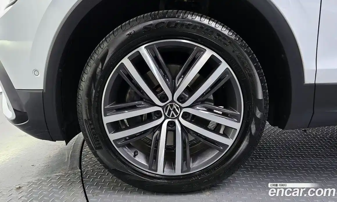 Volkswagen Tiguan 2023 2.0 гидро в Москве № 2060357, фото 4