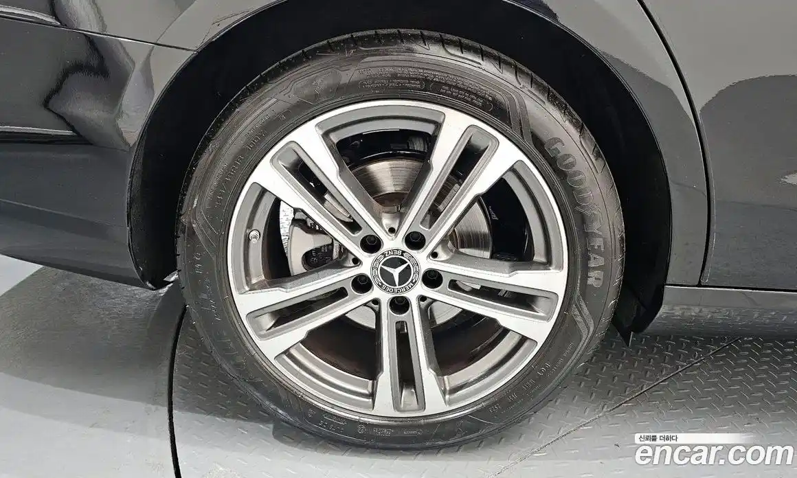 Mercedes-Benz E-Class 2023 2.0 гидро, фото 5