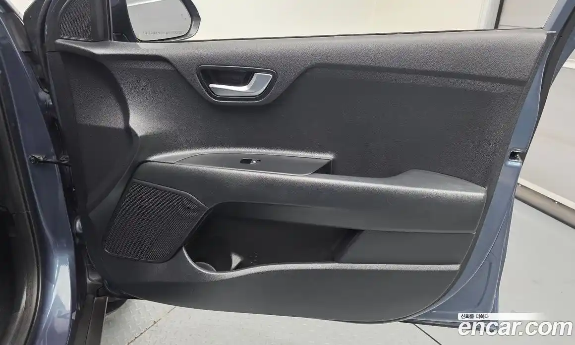 Kia Stonic 2017 1.6 гидро в Москве № 2051323, фото 14