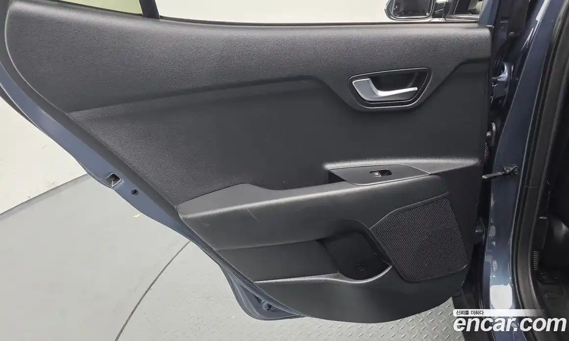 Kia Stonic 2017 1.6 гидро в Москве № 2051323, фото 15