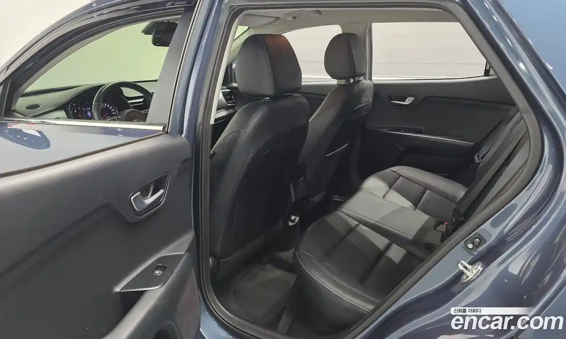 Kia Stonic 2017 1.6 гидро в Москве № 2051323, фото 16