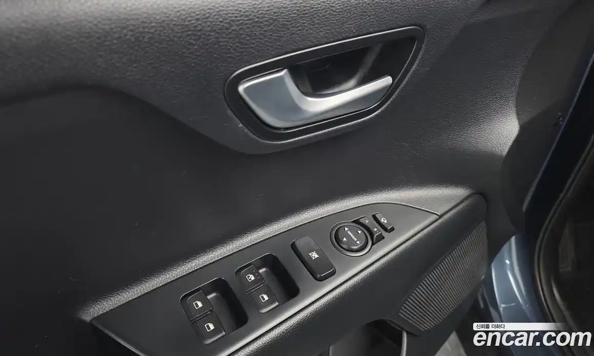 Kia Stonic 2017 1.6 гидро в Москве № 2051323, фото 19