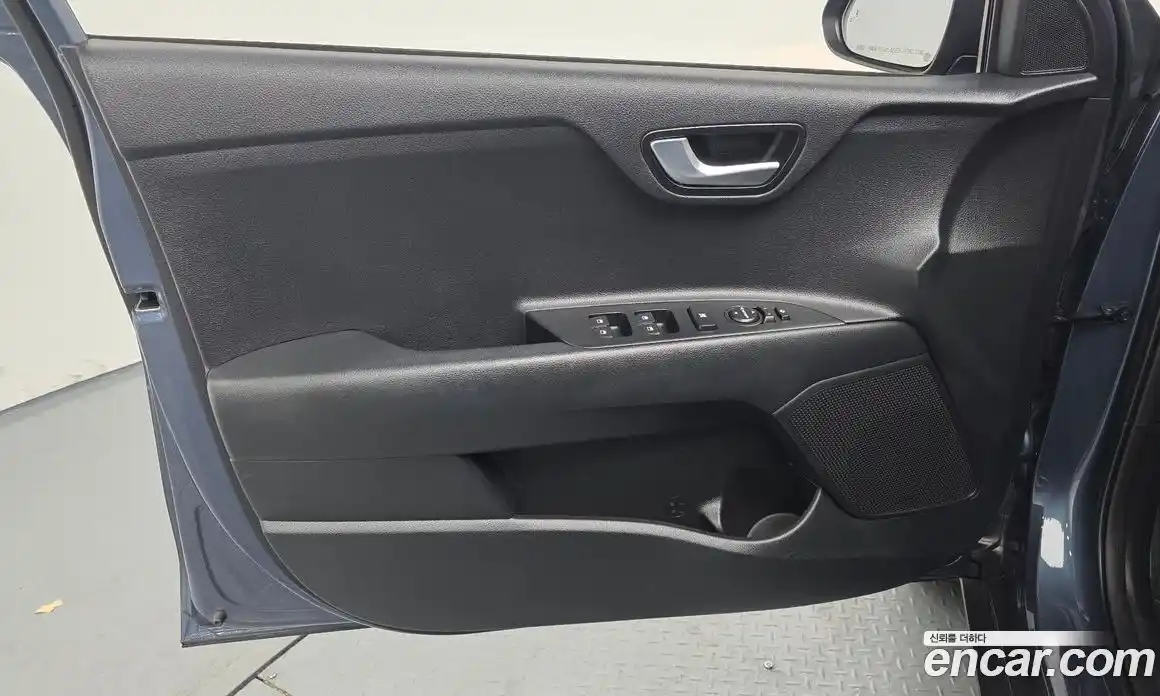 Kia Stonic 2017 1.6 гидро в Москве № 2051323, фото 27
