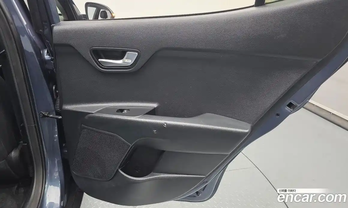 Kia Stonic 2017 1.6 гидро в Москве № 2051323, фото 30