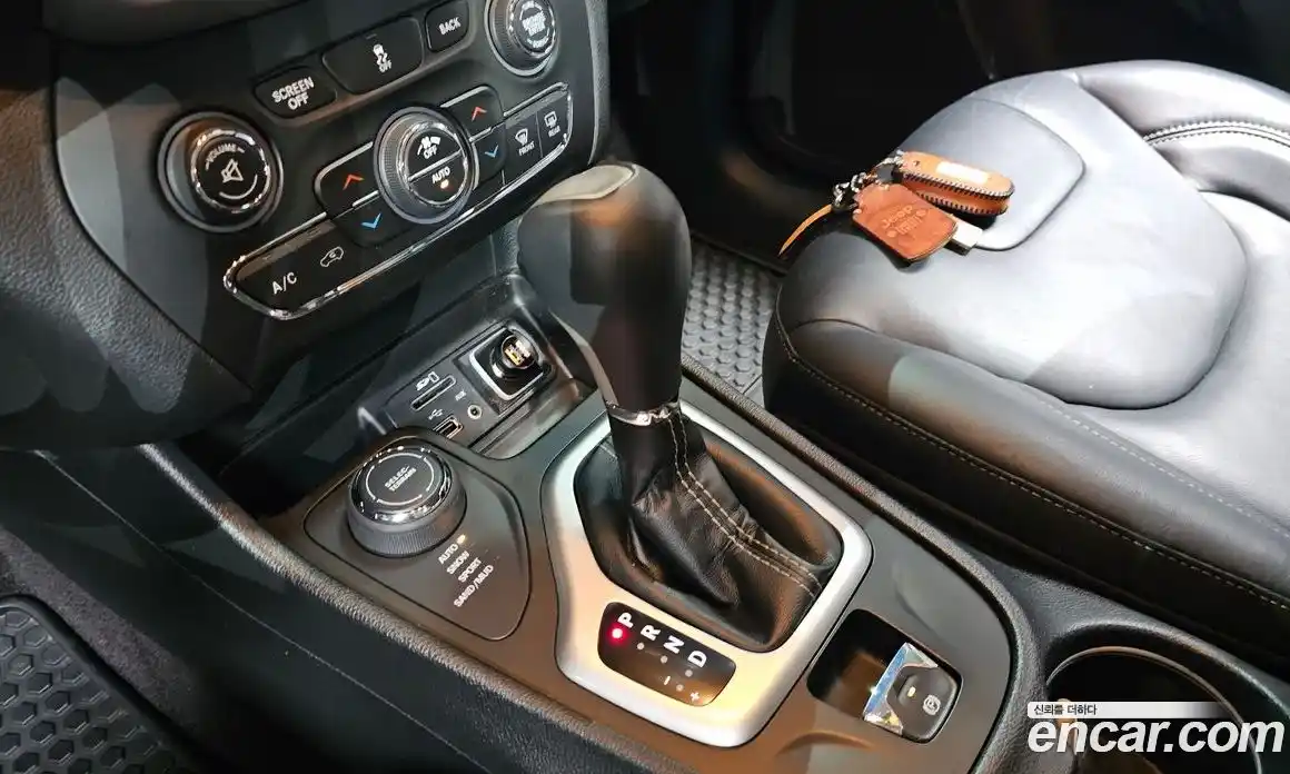 Jeep Cherokee 2017 2.4 гидро в Москве № 2061735, фото 9