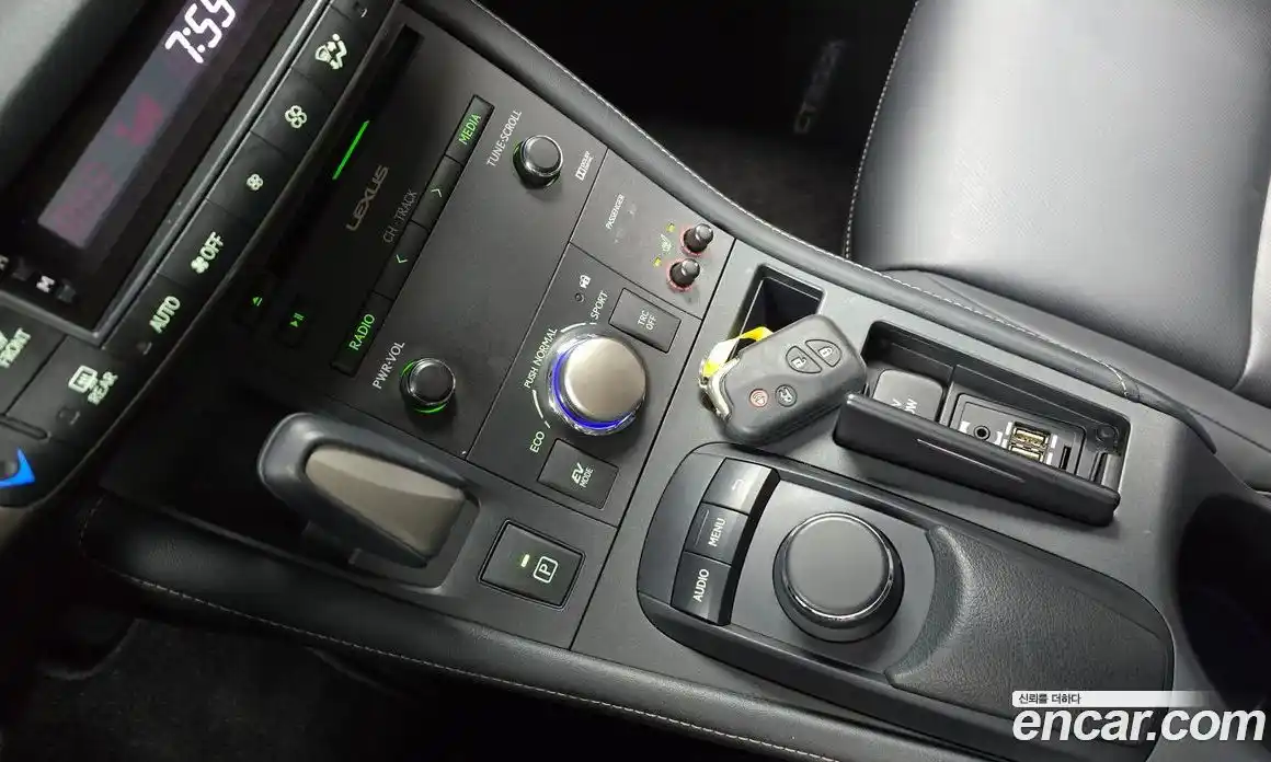 Lexus CT200h 2016 1.8 гидро в Москве № 214591, фото 9