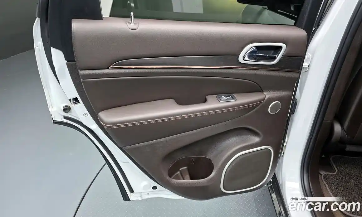 Jeep Cherokee 2019 3.6 гидро в Москве № 2061359, фото 15