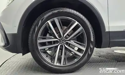 Volkswagen Tiguan 2023 2.0 гидро в Москве № 2060250, миниатюра 4