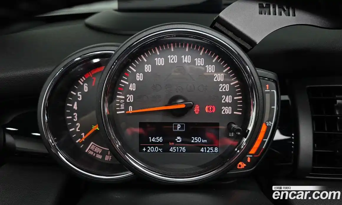 Mini Cooper Convertible 2018 1.5 гидро в Москве № 2132054, фото 8