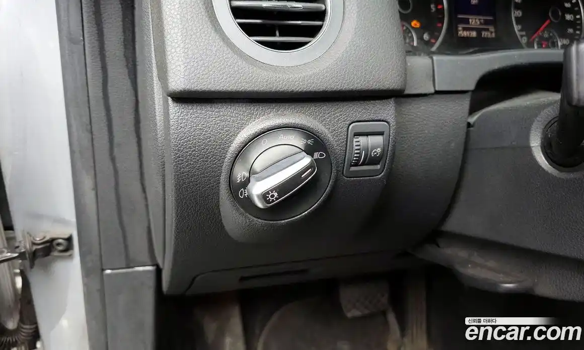 Volkswagen Tiguan 2013 2.0 гидро в Москве № 2132555, фото 17