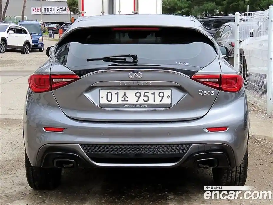Infiniti Q30 2017 2.0 гидро в Москве № 2134084, фото 4