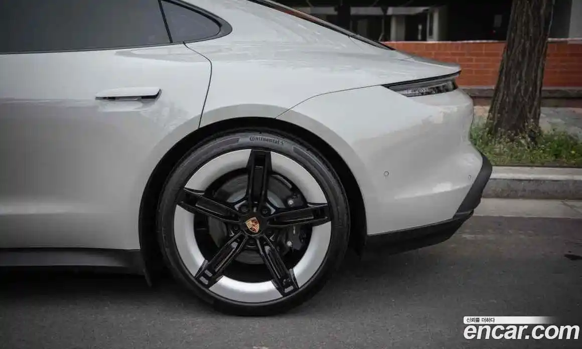 Porsche Taycan 2025 3.0 гидро в Москве № 2131653, фото 4