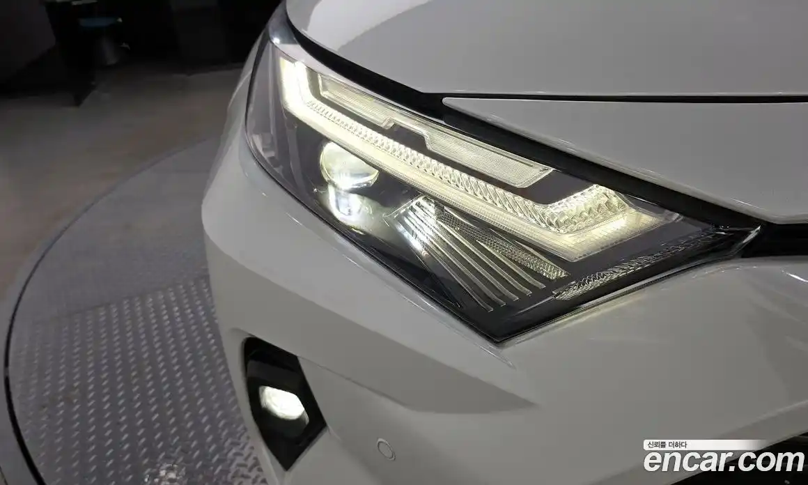 Toyota RAV4 2024 2.5 гидро в Москве № 2132935, фото 8