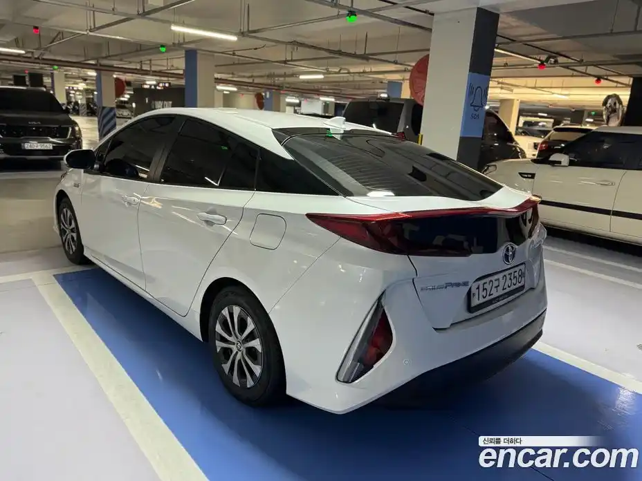 Toyota Prius 2022 1.8 вариатор в Москве № 2133144, фото 12