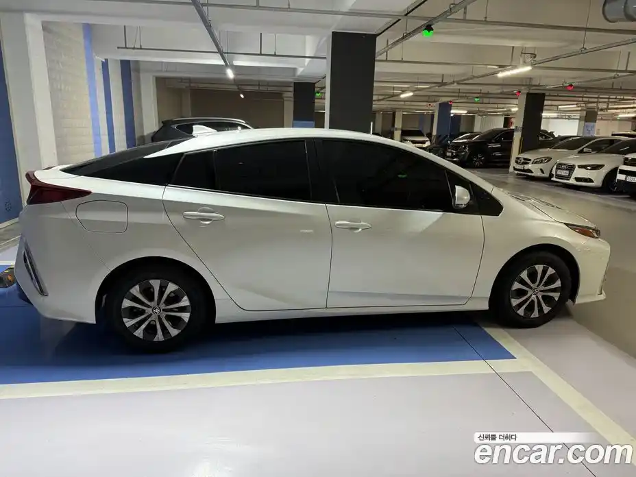 Toyota Prius 2022 1.8 вариатор в Москве № 2133144, фото 13