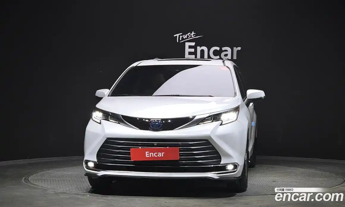 Toyota Sienna 2023 2.5 гидро в Москве № 2132931, фото 3