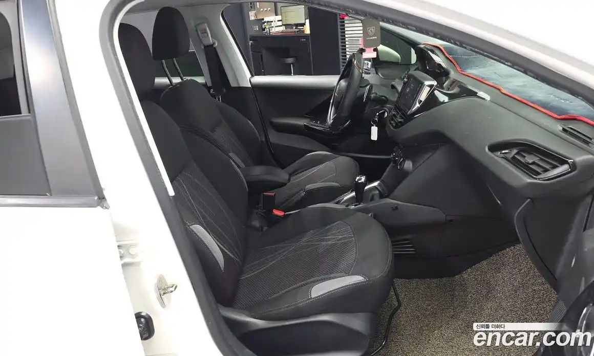 Peugeot 208 2015 1.4 гидро в Москве, фото 11