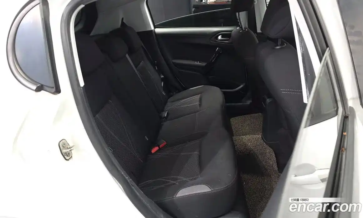 Peugeot 208 2015 1.4 гидро в Москве, фото 12