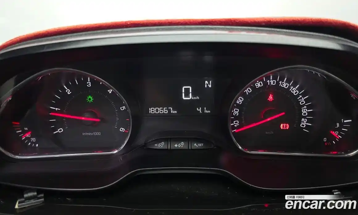 Peugeot 208 2015 1.4 гидро в Москве, фото 8