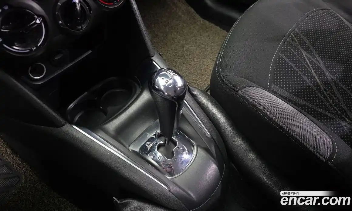 Peugeot 208 2015 1.4 гидро в Москве, фото 9